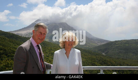 Le loro altezze reali il Principe del Galles e la Duchessa di Cornovaglia guardano al vulcano delle colline Soufrierre su Montserrat durante il loro tour dei Caraibi. Foto Stock