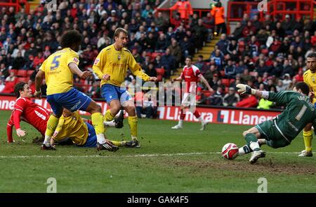 Patrick McCarthy di Charlton Athletic (a sinistra) stringe la palla sotto il portiere di Preston North End Andy Lonergan per segnare il secondo obiettivo del gioco. Foto Stock