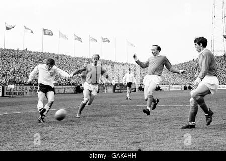 (L-R) Les Barrett di Fulham attraversa la palla mentre Bobby Charlton, Noby Stiles e Tony Dunne di Manchester United tentano di bloccarla Foto Stock