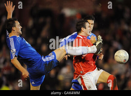 John Terry di Chelsea in azione con Martin Devaney di Barnsley durante la sesta partita della Coppa fa a Oakwell, Barnsley. Foto Stock