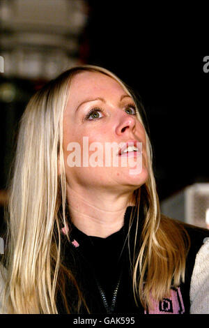 Il presentatore di calcio AM di Sky Sports Helen Chamberlain si gode la finale Foto Stock