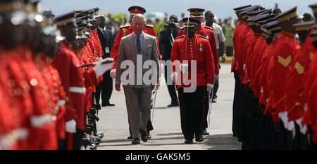 Prince Charles e Camilla - Tour dei Caraibi. Il principe Carlo ispeziona una Guardia d'onore in Giamaica. Foto Stock