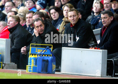 Calcio - fa Barclaycard Premiership - Liverpool / Aston Villa. Il direttore di Liverpool, Gerard Houllier e il direttore di Aston Villa, Graham Taylor (r), guardano l'azione Foto Stock