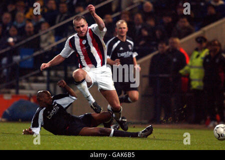 Calcio - fa Barclaycard Premiership - Bolton Wanderers / Fulham. Henrik Pedersen di Bolton Wanderers corre una sfida da Luis Boa morte di Fulham Foto Stock