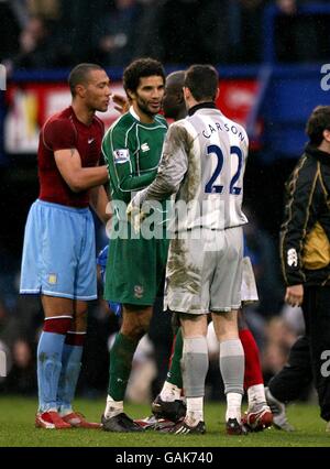 Scott Carson di Aston Villa con David James (al centro), il gol keeper di Portsmouth e il compagno di Inghilterra, dopo il fischio finale. Foto Stock