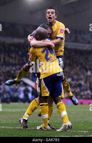 Calcio - Coca-Cola Football Championship - West Bromwich Albion / Leicester City - The Hawthorns. Lee Hendrie (di fronte) di Leicester City festeggia con Barry Hayles (24) e il portiere Steve Howard Foto Stock