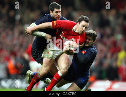 Mark Jones del Galles si spezza di Julien Malzieu e Cedric Heymans in Francia durante la partita RBS 6 Nations al Millennium Stadium di Cardiff. Foto Stock