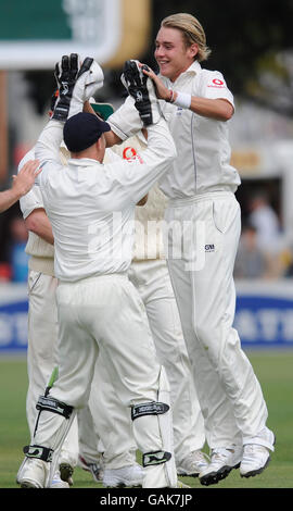 Stuart Broad dell'Inghilterra celebra il wicket di Matthew Bell della Nuova Zelanda durante il 2° test alla Basin Reserve, Wellington, Nuova Zelanda. Foto Stock