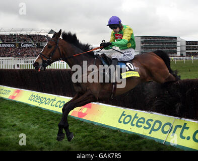 Kauto Star guidato da Ruby Walsh compete nel totesport Cheltenham Gold Cup Steeple Chase durante il Cheltenham Festival presso l'ippodromo di Cheltenham. Foto Stock