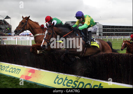 Kauto Star guidato da Ruby Walsh (cappello blu) e Halcon Genelardais guidato da Robert Thornton compete nel totesport Cheltenham Gold Cup Steeple Chase durante il Cheltenham Festival presso l'ippodromo di Cheltenham. Foto Stock