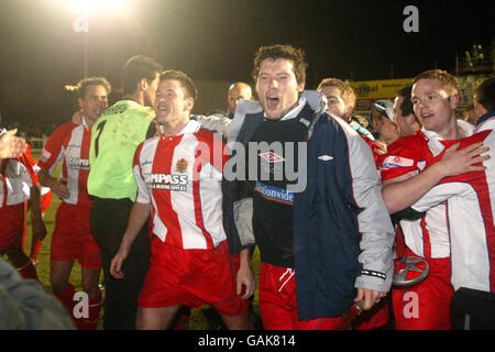 Calcio - AXA fa Cup - terzo turno Replay - Dagenham & Redbridge / Plymouth Argyle. I giocatori di Dagenham & Redbridge celebrano la vittoria Foto Stock