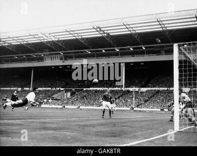 Calcio - FA centenario Match - Inghilterra e resto del mondo Foto Stock