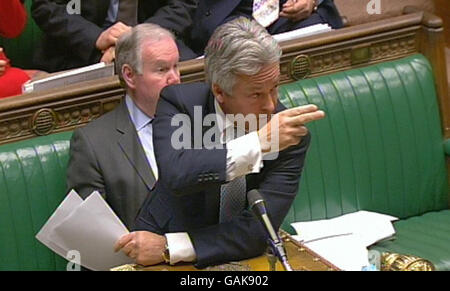 Domande dei primi ministri. Alan Duncan MP alla House of Commons, Londra. Foto Stock