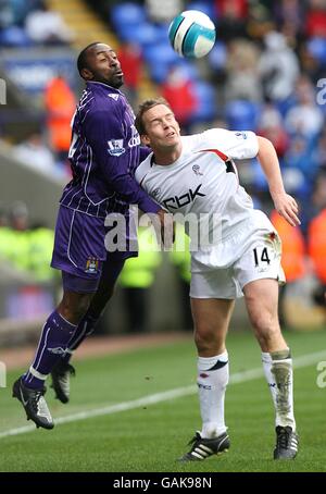 (Sinistra - destra) Darius Vassell di Manchester City e Kevin Davies di Bolton Wanderers combattono per la palla Foto Stock