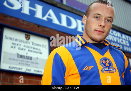 Calcio - fa Cup Anteprima quarto turno - Shrewsbury Town / Chelsea. Luke Rodgers di Shrewsbury Town vestito in una camicia del 1981 che è stata utilizzata nel film di culto rock Spinal Tap Foto Stock