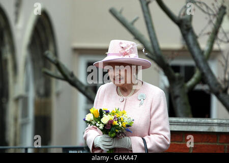 Sua Maestà la Regina Elisabetta II lascia la Cappella di San Giorgio nei terreni del Castello di Windsor nel Berkshire dopo aver frequentato oggi il servizio di Mattini di Pasqua. Foto Stock