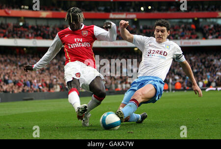 Il Bacary Sagna di Arsenal è affrontato da Gareth Barry di Aston Villa durante la partita Barclays Premier League all'Emirates Stadium di Londra. Foto Stock