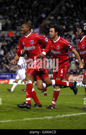 Calcio - fa Barclaycard Premiership - West Bromwich Albion / Charlton Athletic. Shaun Bartlett di Charlton Athletic corre via per celebrare il punteggio del gol vincente seguito da Mark Fish e Jason Euell Foto Stock