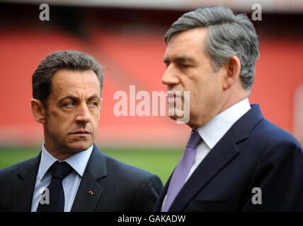 Il presidente francese Nicolas Sarkozy (a sinistra) con prime Minster Gordon Brown all'Emirates Stadium di Londra. Foto Stock