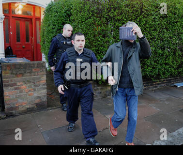 La polizia rimuove un uomo da un indirizzo in Upper Tollington, Finsbury Park durante un raid all'alba come parte dell'operazione Mista. Foto Stock