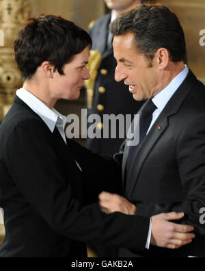 Il presidente francese Nicolas Sarkozy presenta Dame Ellen MacArthur con la Legion d'Honneur nello storico scenario marittimo dell'Old Royal Naval College, Greenwich, Londra. Foto Stock