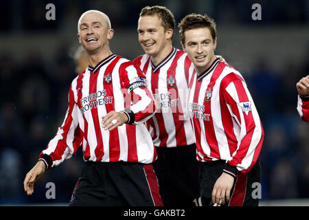 Matt Oakley di Southampton (r) festeggia con il compagno di squadra Kevin Davies (c) Chris Marsden (l) dopo aver segnato il suo secondo obiettivo del gioco contro Millwall Foto Stock