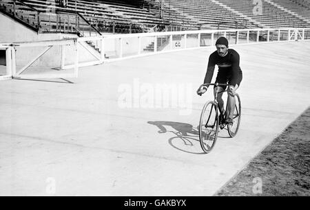 Giochi olimpici estivi 1908 - Ciclismo. Guglielmo Morisetti allo sprint maschile da 1000 metri, durante i Giochi Olimpici di Londra del 1908. Foto Stock