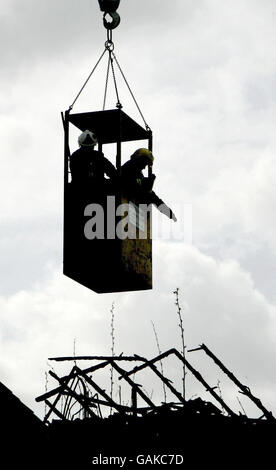 I Royal Air Force Aircraft Recovery Officer rimangono sulla scena di Romsey Close, Farnborough, Kent, dove un aereo privato si è schiantato in una proprietà immobiliare, uccidendo le cinque persone a bordo. Foto Stock