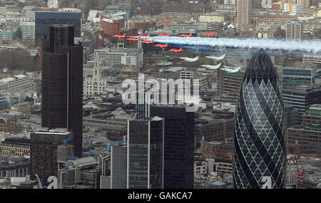 Le frecce rosse della Royal Air Force (RAF) volano in formazione con quattro aerei Typhoon sopra il centro di Londra. Foto Stock