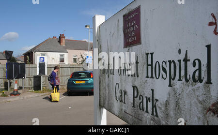 Informazioni sul costo del parcheggio (estrema sinistra) ora coperte in un parcheggio presso il Royal Gwent Hospital di Newport. Foto Stock