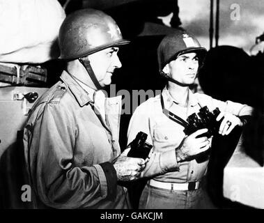 Task force sul viceammiraglio di allarme Arthur D. StrUBLE (a sinistra), e il suo capo di stato maggiore, il capitano George T. Mundroft, sul ponte della nave ammiraglia pesante di una task force britannica-americana congiunta nelle acque dell'estremo Oriente durante un allarme di raid aereo. Foto Stock