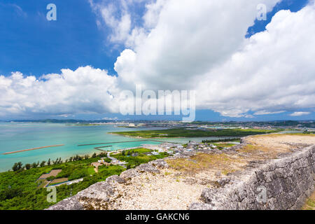 Vista sul Mar Cinese Orientale da un vecchio castello giapponese. Foto Stock