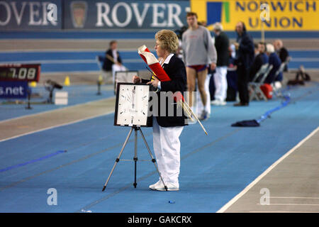 Atletica - Norwich Union International - Kelvin Hall, Glasgow. Un ufficiale cronometra l'evento Foto Stock