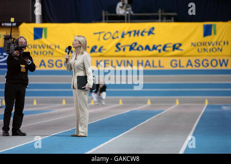 Atletica - Norwich Union International - Kelvin Hall, Glasgow. Jill Douglas, reporter della BBC, presenta l'azione Foto Stock