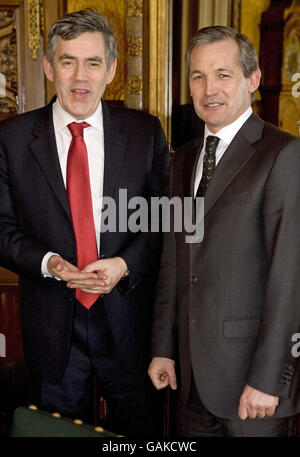 Il primo ministro britannico Gordon Brown incontra il direttore della squadra di calcio scozzese George Burley nella sede del Parlamento, nel centro di Londra. Foto Stock