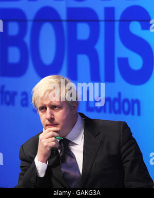 Candidato conservatore per il sindaco di Londra Boris Johnson si prepara a fare un discorso sull'economia di Londra presso gli uffici di Bloomberg nella città di Londra, prima del budget di questa settimana. Foto Stock