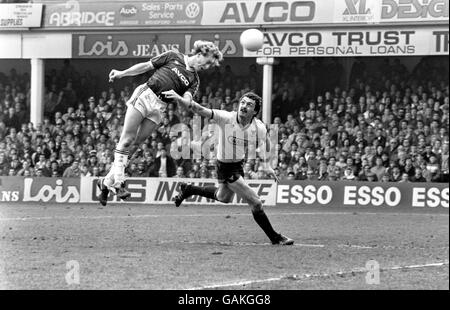 (L-R) Frank McAvennie di West Ham United si dirige per il goal under Pressione da Gary Briggs di Oxford United Foto Stock