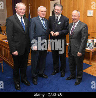 Il primo ministro dell'Irlanda del Nord Martin McGuinness (a sinistra) e il primo ministro del Sinn Fein, Bertie Ahern (a sinistra), il leader del Sinn Fein, Gerry Adams e il ministro degli Affari Esteri, Dermot Ahern (a destra), prima dei colloqui presso gli edifici governativi di Dublino. Foto Stock