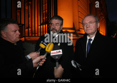 Il vice primo ministro dell'Irlanda del Nord Martin McGuinness (destra) e il leader del Sinn Fein Gerry Adams (centro) prima di parlare agli edifici governativi di Dublino. Foto Stock