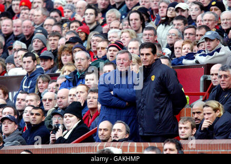 Calcio - fa Barclaycard Premiership - Manchester United contro Chelsea. Il Manchester United Manager Alex Ferguson con il suo assistente Carlos Queiroz Foto Stock