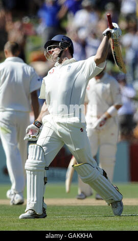 Cricket - Nuova Zelanda / Inghilterra - 3° test - 3° giorno - Napier. Andrew Strauss, in Inghilterra, celebra il suo secolo durante il 3° test al McLean Park, Napier, Nuova Zelanda. Foto Stock