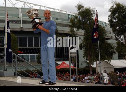 Andre Agassi (USA) tiene il trofeo fuori dalla Rod Laver Arena dopo aver vinto la finale di Mens Singles contro Rainer Schuettler (GER). Foto Stock