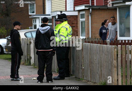 Gli ufficiali di polizia delle West Midlands parlano con i membri del pubblico al di fuori della casa di ben Smythe, 10 anni, nella zona di Bromford a Birmingham oggi. Foto Stock