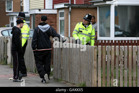 Gli ufficiali di polizia delle West Midlands parlano con i membri del pubblico al di fuori della casa di ben Smythe, 10 anni, nella zona di Bromford a Birmingham oggi. Foto Stock