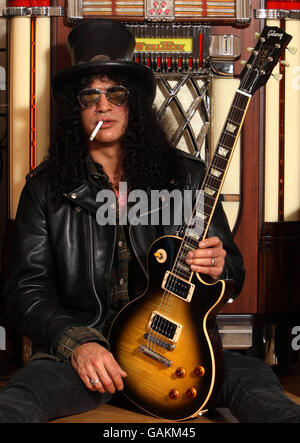 Slash partecipa al lancio della sua edizione limitata Gibson e Epifone SBATTONO le chitarre Les Paul presso gli Gibson Guitar Studios nel centro di Londra. Foto Stock