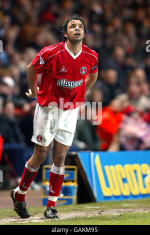 Calcio - fa Barclaycard Premiership - Charlton Athletic / West Ham United. Mark Fish di Charlton Athletic è a breve distanza Foto Stock