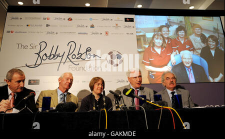 Sir Bobby Robson (seconda a destra), che sta combattendo il cancro, oggi al lancio della Sir Bobby Robson Foundation è raffigurato con (da sinistra a destra) Jim Rosenthal, Bob Wilson Dr Ruth Plummer e Des Lynham (all'estrema destra). La fondazione si concentrerà sulla diagnosi precoce e sul trattamento per affrontare la malattia. Foto Stock