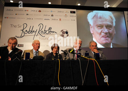 Sir Bobby Robson (seconda a destra), che sta combattendo il cancro, oggi al lancio della Sir Bobby Robson Foundation è raffigurato con (da sinistra a destra) Jim Rosenthal, Bob Wilson Dr Ruth Plummer e Des Lynham (all'estrema destra). La fondazione si concentrerà sulla diagnosi precoce e sul trattamento per affrontare la malattia. Foto Stock