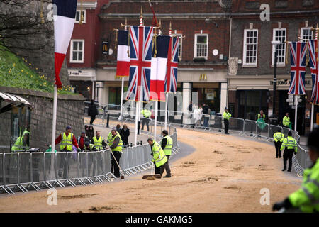 Gli addetti alla pulizia della strada si sono riordinati dopo una prova completa nel centro di Windsor, nel Berkshire, in vista della visita di due giorni del presidente francese Nicolas Sarkozy, prevista per l'inizio di domani. Foto Stock