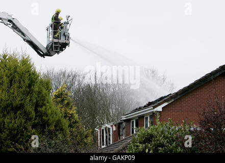 Servizi di emergenza sulla scena di Farnborough, Kent, dove ieri un aereo privato si è scontrato con le case. Foto Stock